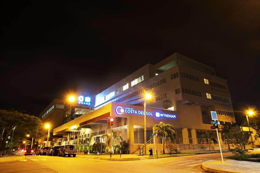 Wyndham Costa Del Sol Pucallpa Kültér fotó The hotel at night